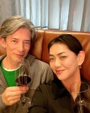 「クビレ羨ましい」60歳のビキニに驚愕！前田典子〝65歳・俳優夫と水着〟で石垣島満喫Sに「ご主人さんもさすがのボディ」の声