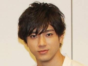 「血だらけボロボロ…」山田裕貴〝ド迫力ショット〟にネット騒然「目ひんむいてる」映画オフショットに「お顔大丈夫そうかな」「鎧の刀傷もすごいリアル」