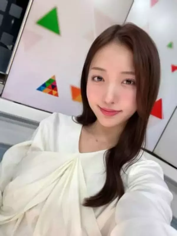 「キャー」「腹筋割れ最高」可愛すぎるアナウンサー・刈川くるみ〝芝生でへそ出し〟ショットに反響続々「女神様」