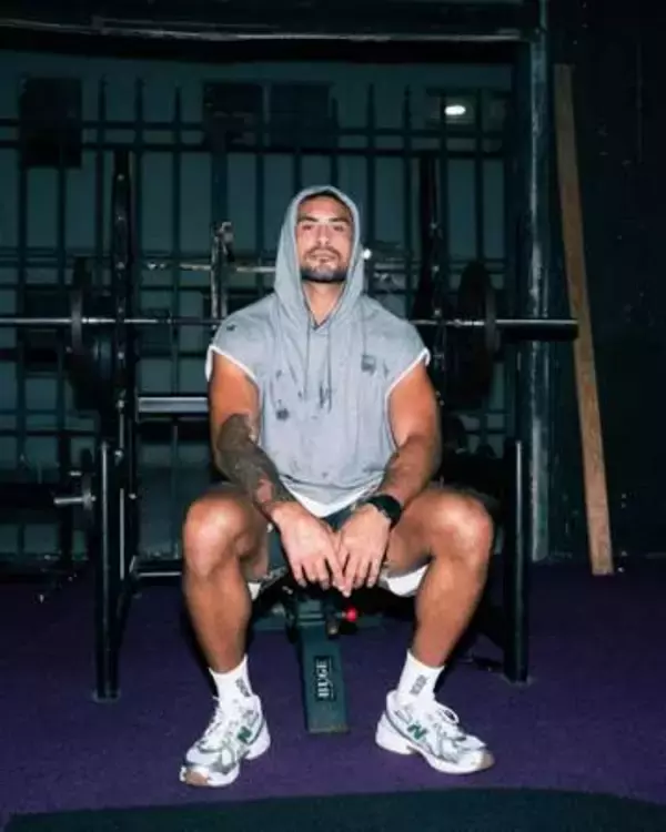 「足壊れてる」UFC新王者アルバーグ〝ふくらはぎ爆発？〟シーンが話題「衝撃アクシデント！」「プロハースカ 勝てたのにな〜」の声