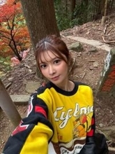 「日本では着れない」大胆ファッションの22歳新人グラドルに「ツッコミどころの多いお洋服で」「可愛いから大丈夫だよ」