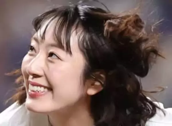 人気芸人との電撃婚から2年…〝元アイドル〟ピアニスト松井咲子、ダブルピースショットに「派手が似合う！」「笑顔見れて良かった」の声