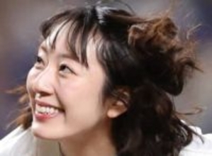 人気芸人との電撃婚から2年…〝元アイドル〟ピアニスト松井咲子、ダブルピースショットに「派手が似合う！」「笑顔見れて良かった」の声