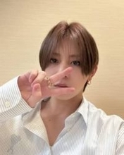 「え、嘘…」「顔どうしたの⁉」〝雰囲気激変〟Hey! Say! JUMP山田涼介〝TV出演〟姿に衝撃「ついにこの路線に」「ミステリアスな雰囲気良い」