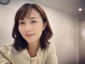 「比嘉さん…風邪引くよ！」大胆水着姿〝背中V字開き〟比嘉愛未に「心地良さそうにして」「オフの水着は珍しいですね」の声