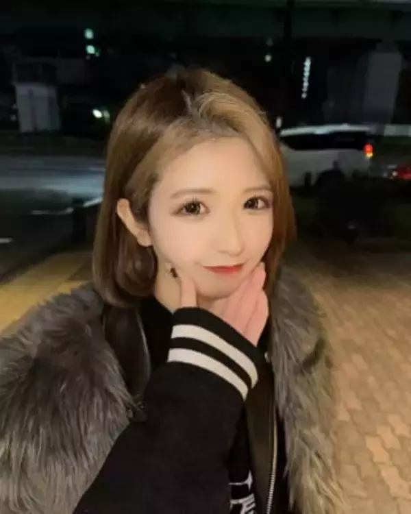 母も伯父も80年代人気アイドル…〝胸元パックリ〟20歳ラウンドガールの荻野心、東京オートサロンで大胆ショット披露「めちゃ可愛くなってる〜」「最初はこうやって注目されて」の声