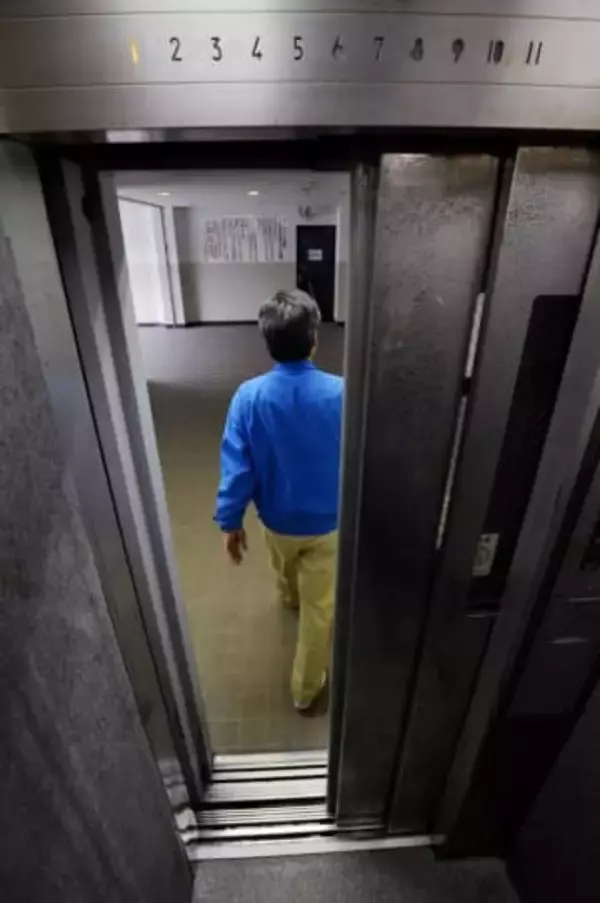 「関西人の性格出過ぎなエレベータのボタン」関西出身漫画家の公開した〝閉ボタン〟画像に反響「全国共通やなかったんや…」「前住んでるマンションこれだった」