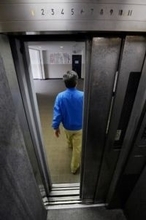 「関西人の性格出過ぎなエレベータのボタン」関西出身漫画家の公開した〝閉ボタン〟画像に反響「全国共通やなかったんや…」「前住んでるマンションこれだった」