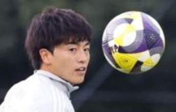 「おめでとう！」新宿中村屋創業者の玄孫のサッカー日本代表夫と結婚4年…6歳年上フリーアナ妻〝出産直後〟家族４ショット公開！「幸せもらった」