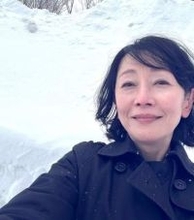 「車はドイツ製だけどスタイルはアメリカンぽい」激シブ愛車と再会した麻生祐未〝ノスタルジックショット〟に反響「クルマに負けてない」