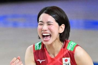 「西田選手ず～と大好き」古賀紗理那さん〝夫の推しうちわ〟ショットに反響「嬉しいねえ有志くん」「幸せそう」「2ショット撮ってほしい」