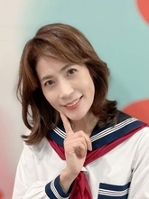 「TVで拝見する岩田さんとは別人」元NHK解説委員・岩田明子さん〝ラフな〟姿に「もうTRFのメンバー」「踊れるコメンテーター」の声