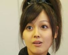 〝背中パックリ〟33歳元モー娘。丸見えニット姿に衝撃「出し過ぎや」「大人になった」「毎日毎日、惚れ直してる」