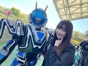 「誰？」水着ショット公開も視線は背後に…!?　仮面ライダー女優・福田ルミカ〝謎の写り込みおじさん〟に反響「チャーミングなお兄さんですね」「すごく面白い」