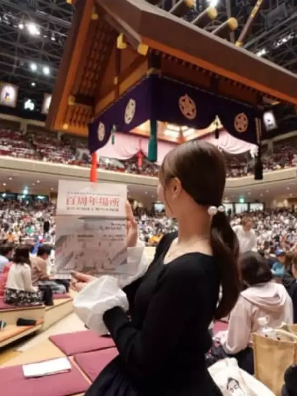 「溜席にいる女性スッゲー」大相撲中継で視聴者騒然！29歳タレント〝観戦ショット〟に「これは目立つな」「テレビで一際輝いて映ってた」反響続々