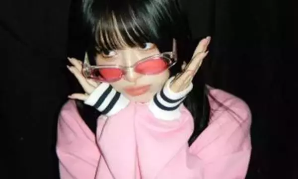 「見えてる！」TWICEモモ〝衝撃ドレス〟にネット騒然「見えていいやつ？」「生々しい」「モモだから良いんだよ」