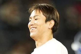 「職場の休憩中吹き出した」狩野英孝〝サラつや〟CMに反響「久しぶりのロン毛」「ちょ、マジこれはダメだ…」「すごく薄目で見ると…」