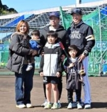 「今日は息子の誕生日だったので」ソフトバンク小久保監督、サプライズで来場者に誕生日プレゼント　日替わりの趣向を凝らしたサイン会を実施