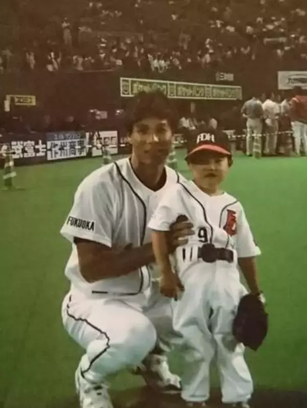 「こんなに大きくなりました」ホークス監督の歌手長男、秋山元監督と〝成長2ショット〟に反響「きっと我が子みたいな…」「羨ましい」
