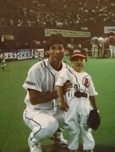 「こんなに大きくなりました」ホークス監督の歌手長男、秋山元監督と〝成長2ショット〟に反響「きっと我が子みたいな…」「羨ましい」