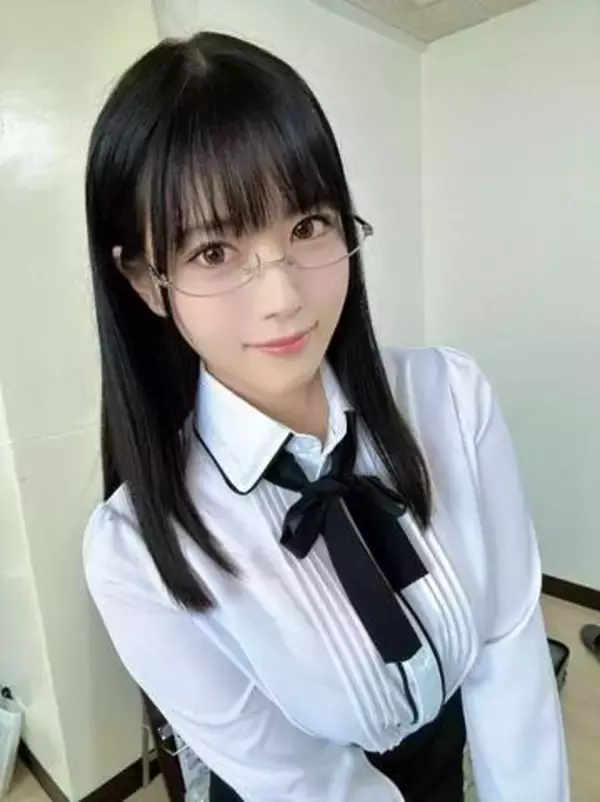 「なんという所に窓が開いて…」東雲うみ〝窓あき〟ぴたぴたコーデに「心臓止まるかと思った」