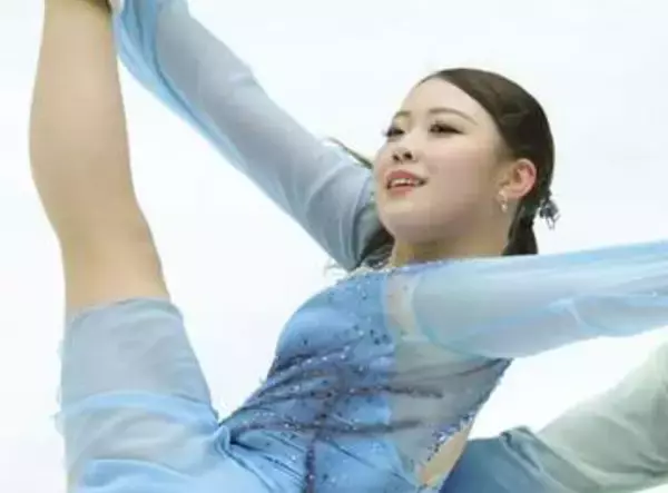 「世界一贅沢な1枚」ノースリーブ姿でパーティーショット、紀平梨花の最新ショットが話題「なんかイケイケって感じ」「三姉妹みたいです」