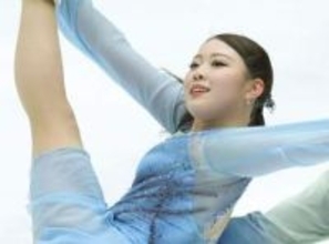 「世界一贅沢な1枚」ノースリーブ姿でパーティーショット、紀平梨花の最新ショットが話題「なんかイケイケって感じ」「三姉妹みたいです」