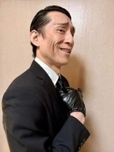 「気合い入り過ぎてて好き」R-1連覇・なだぎ武〝絶叫コスプレ〟姿に反響「むちゃくちゃIQ低そう」「見た目全然違う」