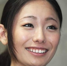 「反撃してる人初めて見た」氷上の女王・安藤美姫、陸上〝ハイキック対決〟ショットに反響「角度がアスリートすぎ」
