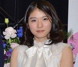 「面影なくてビックリ！」「同じ人とは思えない」松岡茉優、最新姿に騒然「結婚後から感じが…」「変わったなあ」トップアイドルとの結婚から2年