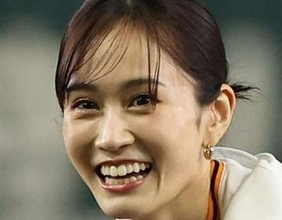 前田敦子〝改札から小躍り登場〟のプライベート姿に仰天！人気女優と変装なし2Sに「電車乗るんだ」「京葉線？」「二度見する」の声