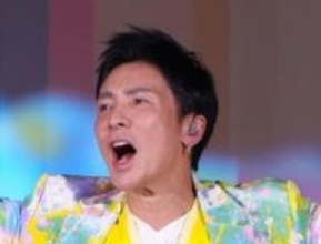 「眼も心も覚めました」70歳郷ひろみ〝鏡越し自撮り〟に「ひろみの鏡越しセルフィーかわえぇぇぇー」「自撮り上手い」の声