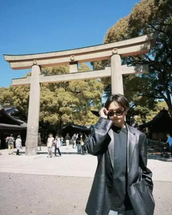 「え、やば!!!」「本物ー?!」〝プラダを着た悪魔〟メリルとアンに挟まれ〝キメ顔〟自撮り男性アイドルに脚光！「エグいてぇぇぇーーー！」