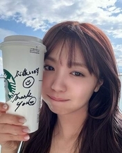 肩出しトップス大原優乃〝お口いっぱいモグモグ〟姿に反響「すげぇ〜豪華だね」「鹿児島弁発動してるね〜」