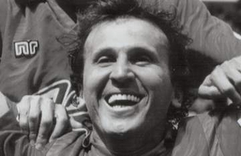 「鬼に金棒」結婚50年…ジーコ〝妻同伴の来日〟ショットにサポーター歓喜「スマホ画面素敵」「神様仏様ジーコ様」