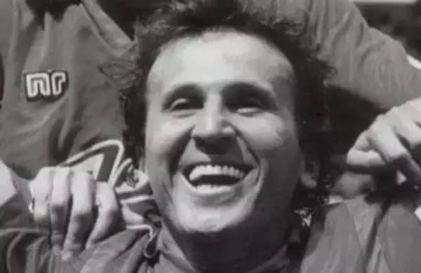 「鬼に金棒」結婚50年…ジーコ〝妻同伴の来日〟ショットにサポーター歓喜「スマホ画面素敵」「神様仏様ジーコ様」