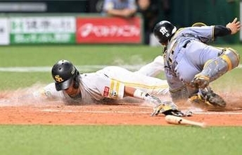 ソフトバンク牧原大成が勝ち越し打　　野村勇の気迫のヘッスラに阪神・藤川球児監督リクエストも判定そのままセーフ