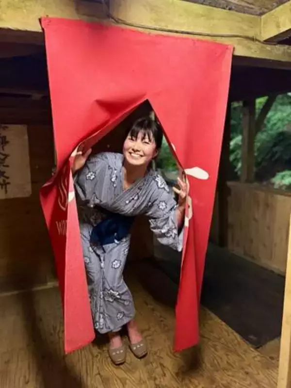 「ちょっと見えちゃってる」温泉モデルしずかちゃん〝浴衣で逆立ち〟大胆ショットに「布がひっくり返る」「最高でした」「参ったなあ」の声