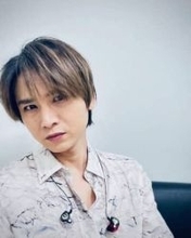 「待って！」「撮影した人、天才」電撃婚から2カ月…堂本光一〝激レア〟自然体オフショットに反響「真顔一択の光一さんが…」「なかなか見せたことない」