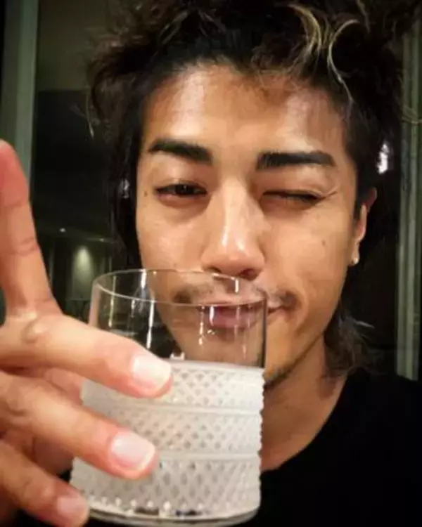 「彼女めっちゃ濃ゆい」離婚から2年…赤西仁〝プライベート〟姿に「黒髪ストレート可愛い」「会えてよかったねー」と反響続々