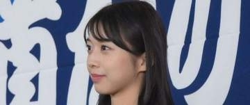 「これはホームラン級」モー娘。牧野真莉愛〝前開き野球ユニ〟姿に「かなり大胆でびっくり」