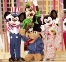 〝タトゥー、園内喫煙〟人気シンガーのディズニー大はしゃぎショットに反響続々「ここまでびっしりあると…」「すごい勢いでタトゥー増えてる」「時々イカつい」海外満喫ショット公開