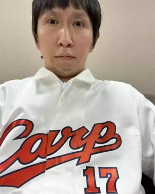 「ホテルのロビーかと思った」アンガ山根の妻が装飾〝自宅ツリー〟が「センスが良くて素敵!」「幸せが伝わります」「海外かと思った！」と反響