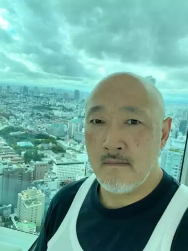 「娘を持つ全父親の憧れ」18歳長女と〝手つなぎデート〟ショット！くまだまさしの投稿に全国のパパから反響続々「素敵な親子関係！」「パパ大好きなんですね」