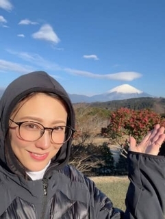 〝凍える〟盗塁王夫を「おばさん仕様」に〝改造〟モデル高木千早を公開した写真が話題「意外と似合ってる」「ラブラブすぎ」