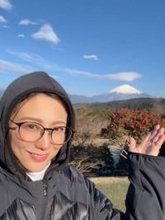 〝凍える〟盗塁王夫を「おばさん仕様」に〝改造〟モデル高木千早を公開した写真が話題「意外と似合ってる」「ラブラブすぎ」