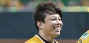 「露出加減がすごかった」「混ぜるな危険」衝撃衣装の西川貴教、女性演歌歌手との2ショットに反響「お二人の距離感が…」