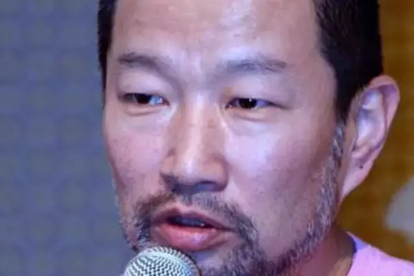 「えっ？」白髪＆髭〝激変〟63歳になった木村祐一に反響　女優との結婚、沖縄移住経て…