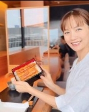 「痩せた？」「女性誌恥ずかしいけど...」胸元かがやく〝大胆ショット〟44歳中村ゆりに視線集中！「儚げな表情が…」「いつもと違って」「凄まじい」