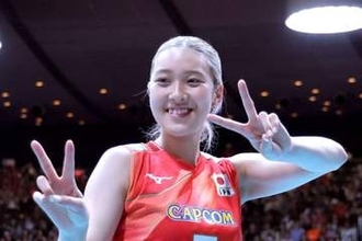 「さらに垢抜けた」金髪おろして〝雰囲気ガラリ〟女子バレー佐藤淑乃に脚光「隣譲ってください」